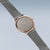 Bering reloj de mujer de lado: bisel oro rosa y esfera gris con correa milanesa