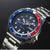 Reloj de hombre en detalle: esfera azul, bisel Pepsi y brazalete de acero inoxidable
