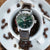 Pulsera de hombre con esfera verde, caja plateada y correa de cuero marrón