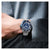 Reloj de hombre con esfera azul y pulsera de acero inoxidable en la muñeca