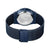 Reloj de hombre con correa de malla azul y hebilla, vista trasera