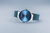 Pulsera con esfera redonda azul, caja plateada y correa milanesa azul