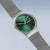 Reloj plateado para hombre con esfera verde, correa milanesa e índices de bastón