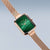 "Reloj de mujer con esfera verde, caja rectangular de oro rosa y correa milanesa"