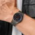 Reloj solar para hombre en la muñeca: esfera negra, correa de malla milanesa