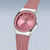 Reloj Bering para mujer: esfera redonda rosa, caja plateada, brazalete milanés rosa