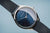 Pulsera vista de lado: esfera azul y correa milanesa de malla metálica