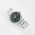 Reloj de hombre con esfera verde y pulsera de acero inoxidable plateado, vista lateral
