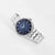 Reloj de hombre con esfera azul y pulsera de acero inoxidable plateado, en ángulo