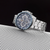 Reloj de hombre plateado con esfera azul, funciones de cronógrafo y correa de metal
