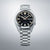 Reloj de hombre con pulsera de acero inoxidable plateado, esfera negra y ventana de fecha "LUN 6".