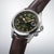 Reloj Seiko Prospex para hombre con esfera verde oscuro y correa de cuero marrón, detalle