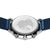 Parte trasera de un reloj de pulsera para hombre con tapa grabada y correa milanesa azul