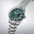 SEIKO Prospex reloj de hombre en diagonal desde el frente: esfera verde, correa de acero inoxidable