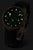"Reloj de mujer con puntos luminosos en la esfera, esfera negra y correa de cuero negra"