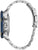 Reloj de hombre en vista lateral con caja plateada, pulsadores y brazalete de metal