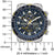 Reloj de hombre con esfera azul oscuro, detalles amarillos y correa de acero inoxidable