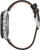 Pulsera de hombre con caja plateada y correa de cuero negra, vista lateral.