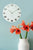 Reloj de pared redondo con esfera blanca, manecillas y números plateados, Karlsson