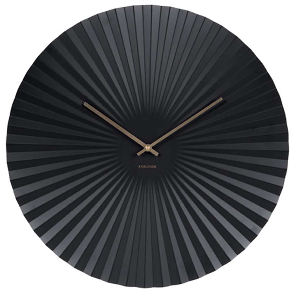Reloj de pared con esfera metálica enmarcada, diseño de rayas negras y manecillas doradas