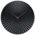 Reloj de pared con esfera metálica enmarcada, diseño de rayas negras y manecillas doradas