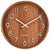 Reloj de pared redondo de madera con números analógicos, manecillas largas y Karlsson abajo