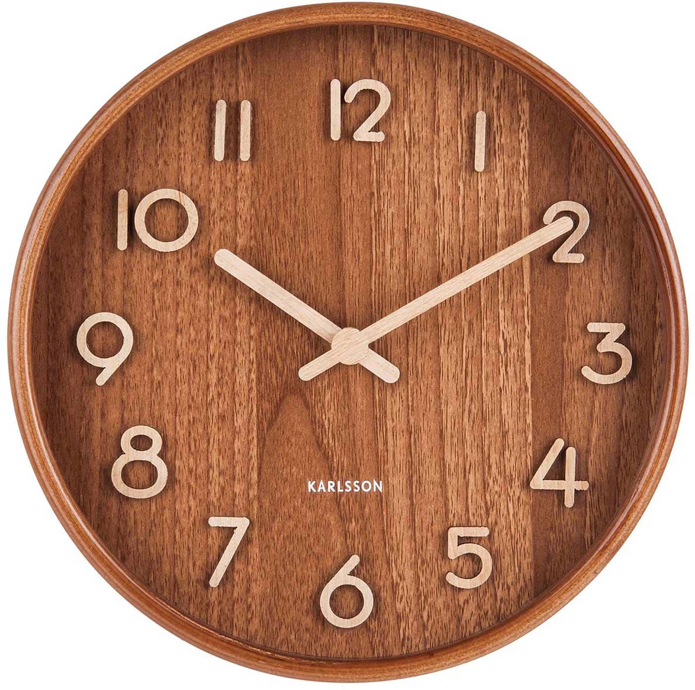 Reloj de pared redondo de madera con números analógicos, dos manecillas y escritura Karlsson