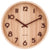 Reloj de pared redondo de madera con números y manecillas marrones, emblema Karlsson en el centro