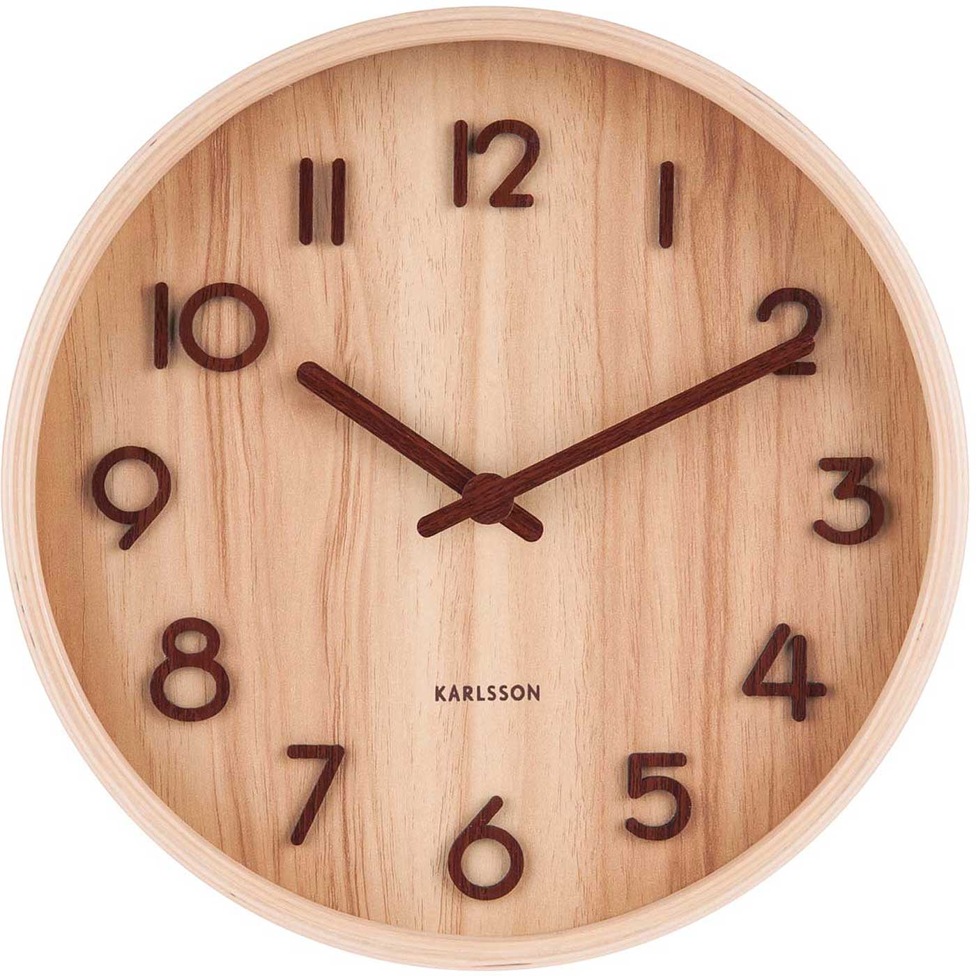 Reloj de pared redondo de madera con manecillas marrones y números grandes, logo de Karlsson