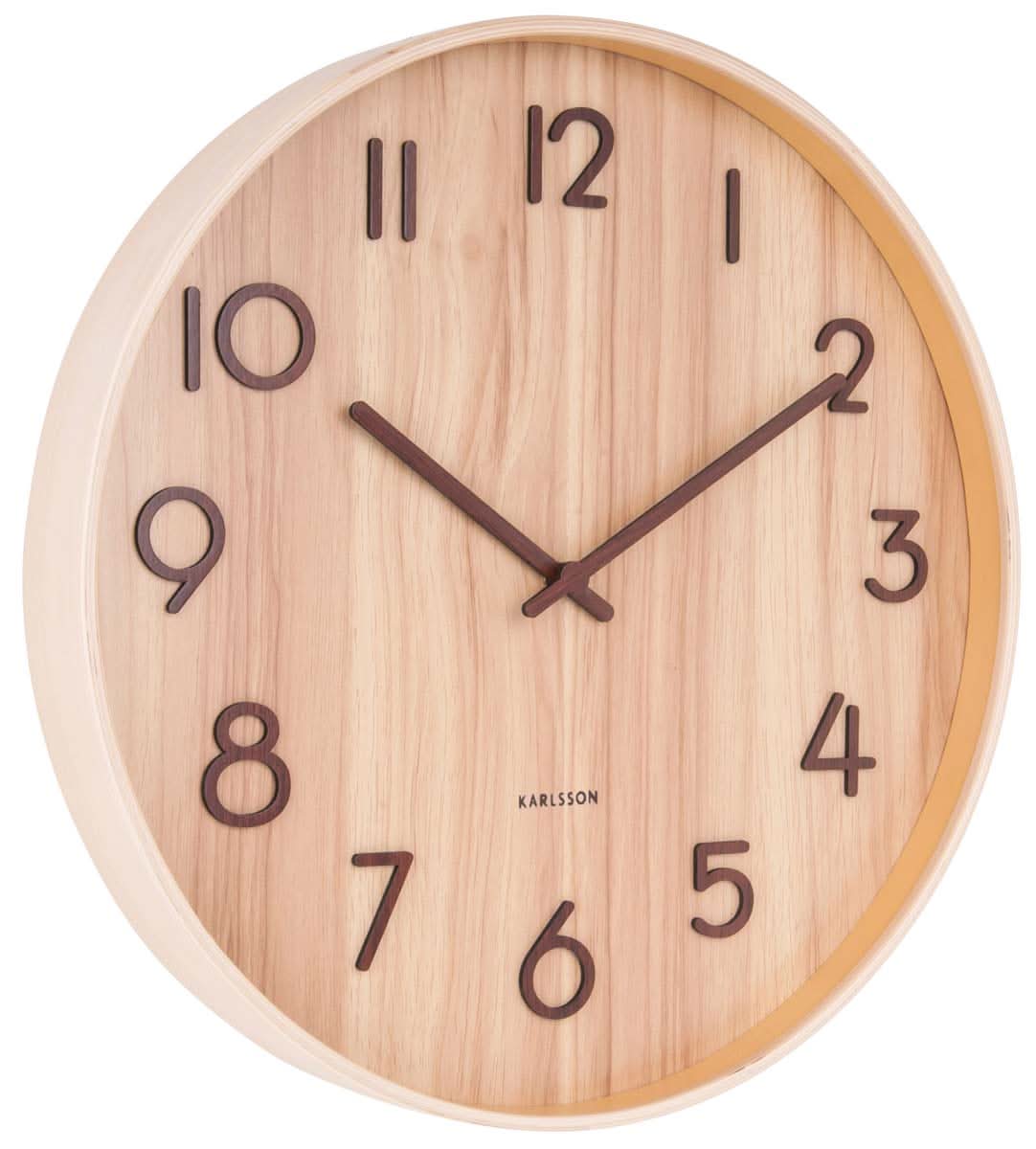 Reloj de pared redondo de madera con esfera de madera clara, marcadores de hora y manecillas negras