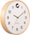 Reloj de pared con esfera clara, caja redonda de madera y remate de cuco en la parte superior