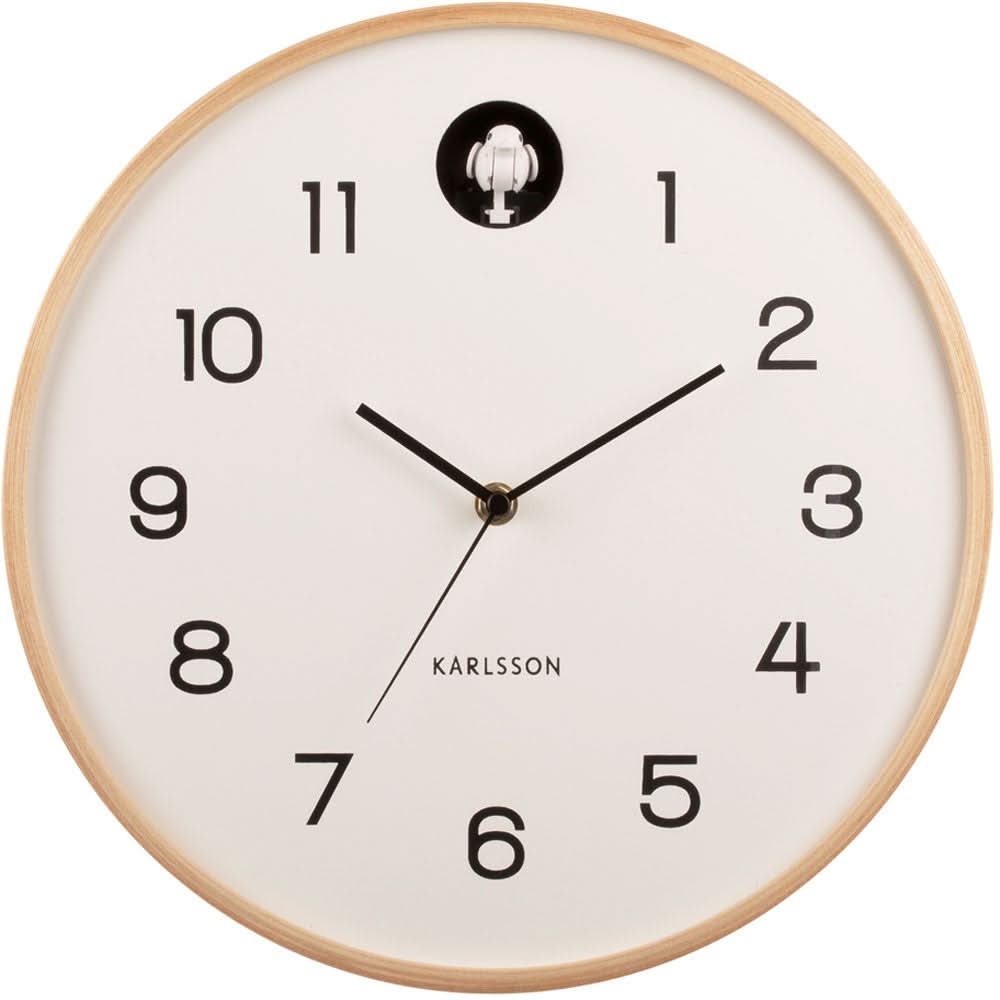 Reloj de pared redondo con esfera clara, marco de madera y cuco integrado en la parte superior