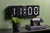 Reloj digital de pared con diseño abatible, pantalla negra con dígitos LED y AM/PM