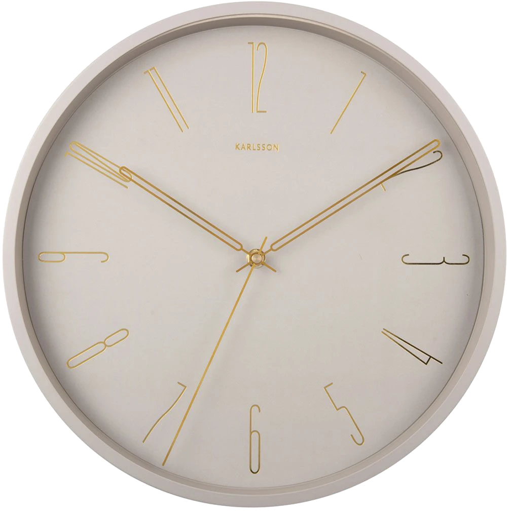 Reloj de pared redondo con esfera clara, números arábigos y manecillas doradas, Karlsson