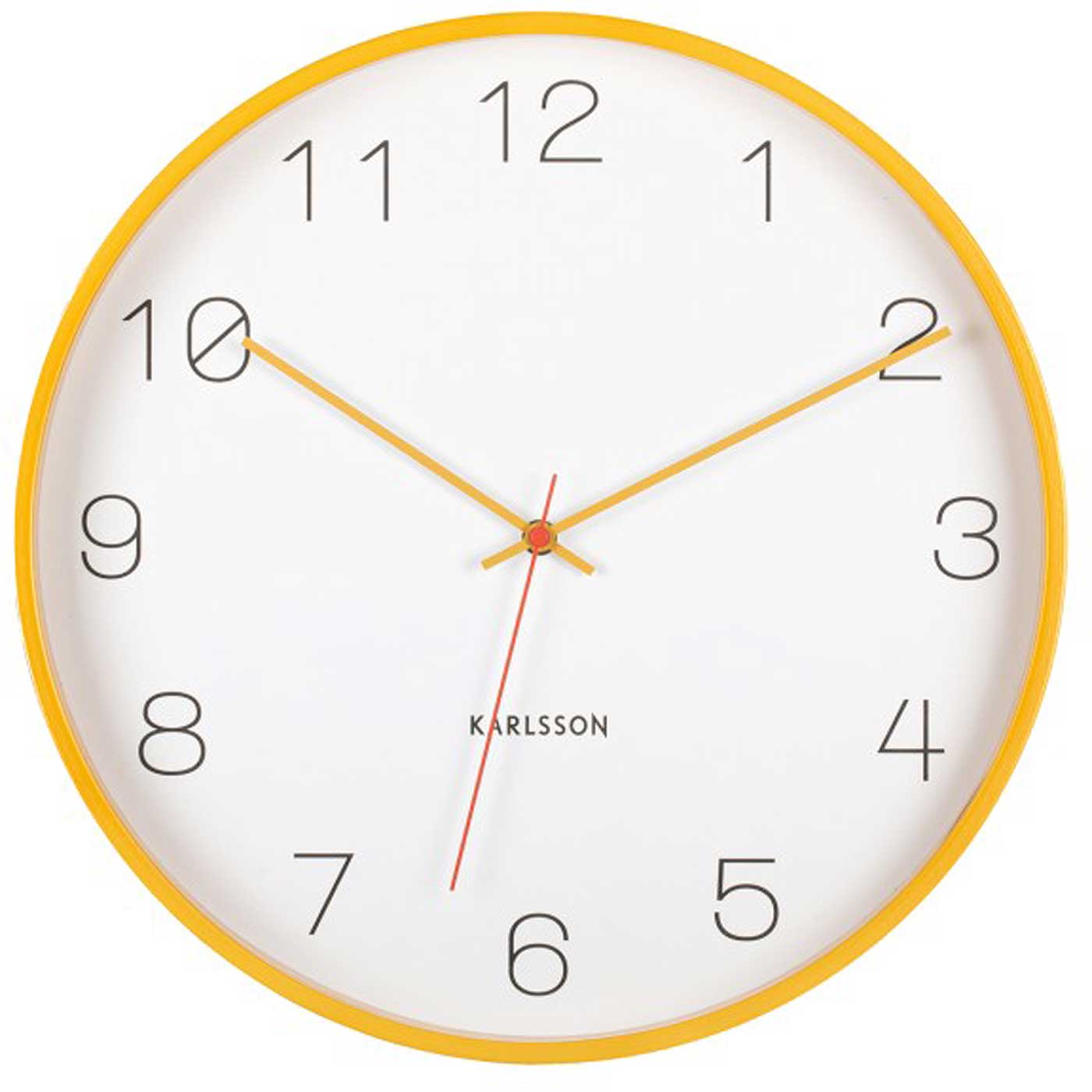 Reloj de pared redondo con marco de madera clara, esfera blanca, manecillas doradas y segundero rojo