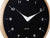 Esfera de reloj de pared en detalle: fondo negro, manecillas blancas, marco de madera