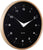 Reloj de pared con marco redondo de madera clara, esfera negra y manecillas blancas
