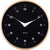 Reloj de pared con esfera negra, manecillas blancas y marco de madera clara, logo de Karlsson