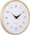 Reloj de pared con marco de madera beige, esfera blanca y números arábigos