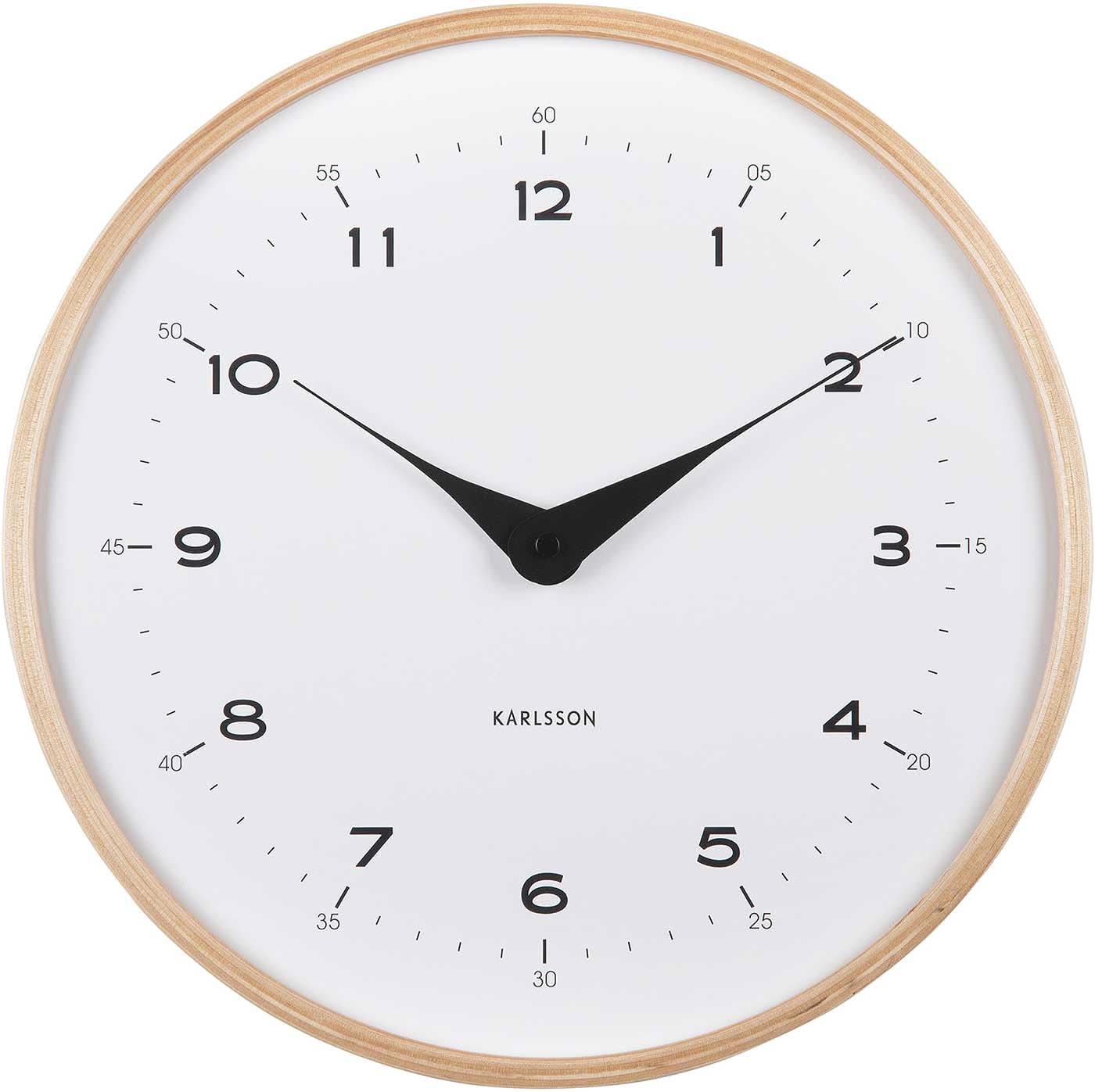 Reloj de pared con marco de madera beige y esfera blanca, manecillas negras