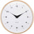 Reloj de pared con marco de madera beige y esfera blanca, manecillas negras