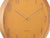 Esfera de reloj de pared de madera primer plano con fondo amarillo dorado, números y manecilla central