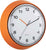 Reloj de pared con carcasa naranja, anillo metálico redondo y esfera blanca