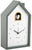 Reloj de cuco con forma de casa, carcasa gris verdosa, esfera con números del 1 al 12 y ventana naranja
