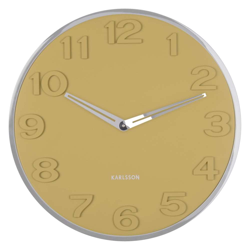"Reloj de pared con marco redondo de metal y esfera beige, números dorados, manecillas"