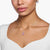 Collar de plata de ley 925 con colgante de piedra rosa en el cuello