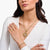 Collar de eslabones en tono dorado con detalle de espiral redonda en el colgante