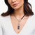 Collar con cuentas negras, cadena plateada y colgante rectangular