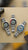 Tres relojes digitales Seiko con correa de metal, bisel negro con detalles en rojo y azul