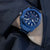 Reloj cronógrafo para hombre en la muñeca con esfera azul y correa de metal